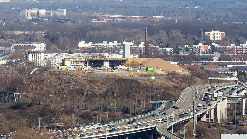 1024px-Kalkberg,_Rettungshubschrauberstation_im_Bau,_Stadtautobahn_B55a,_Köln-6008